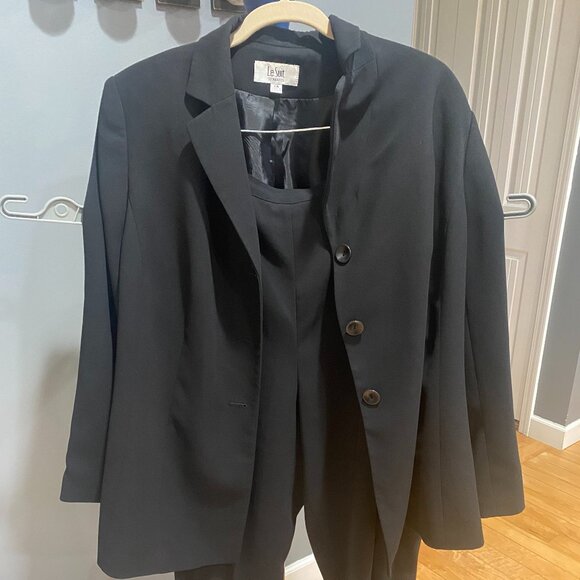 Le Suit- Black Jacket and pant suit- Size 16W - Picture 1 of 5